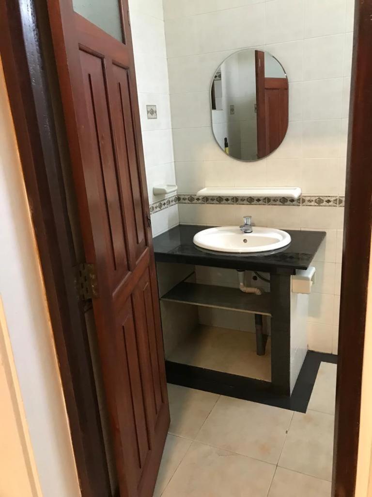 Ice Berg Appartement Dehiwala-Mount Lavinia Kamer foto