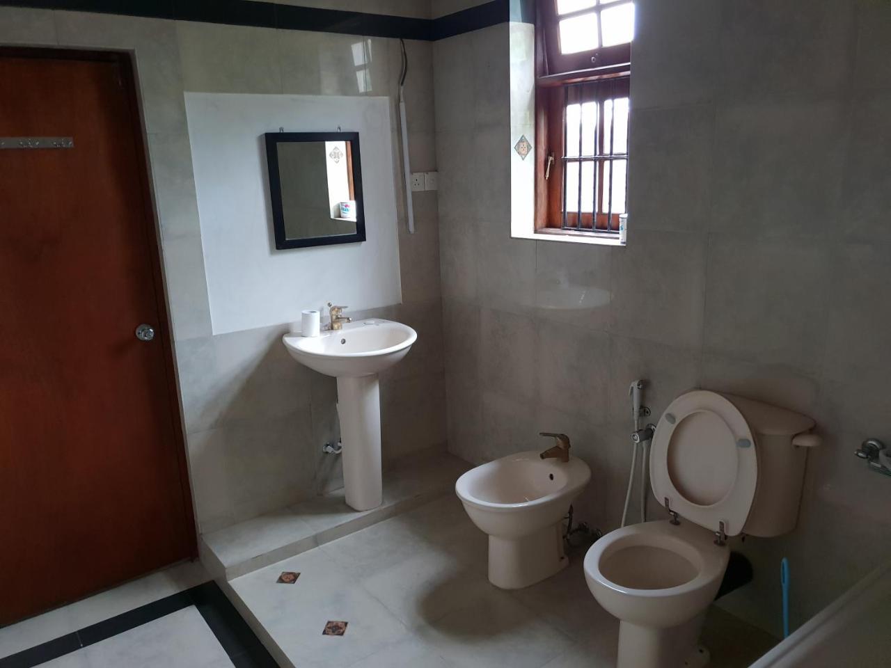 Ice Berg Appartement Dehiwala-Mount Lavinia Buitenkant foto